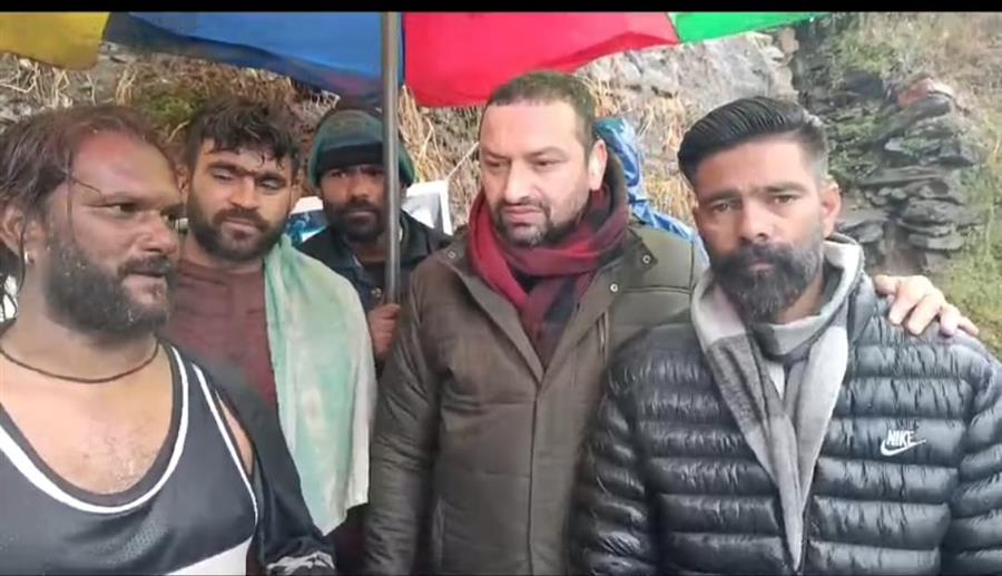 कुष्ठ रोगी बस्ती मैं 90 परिवारों को गर्म कंबल व कपड़े वितरित किए