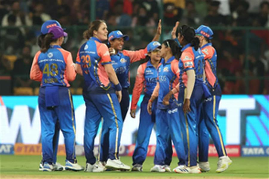 मुंबई इंडियंस ने रॉयल चैलेंजर्स को 7 विकेट से हराया