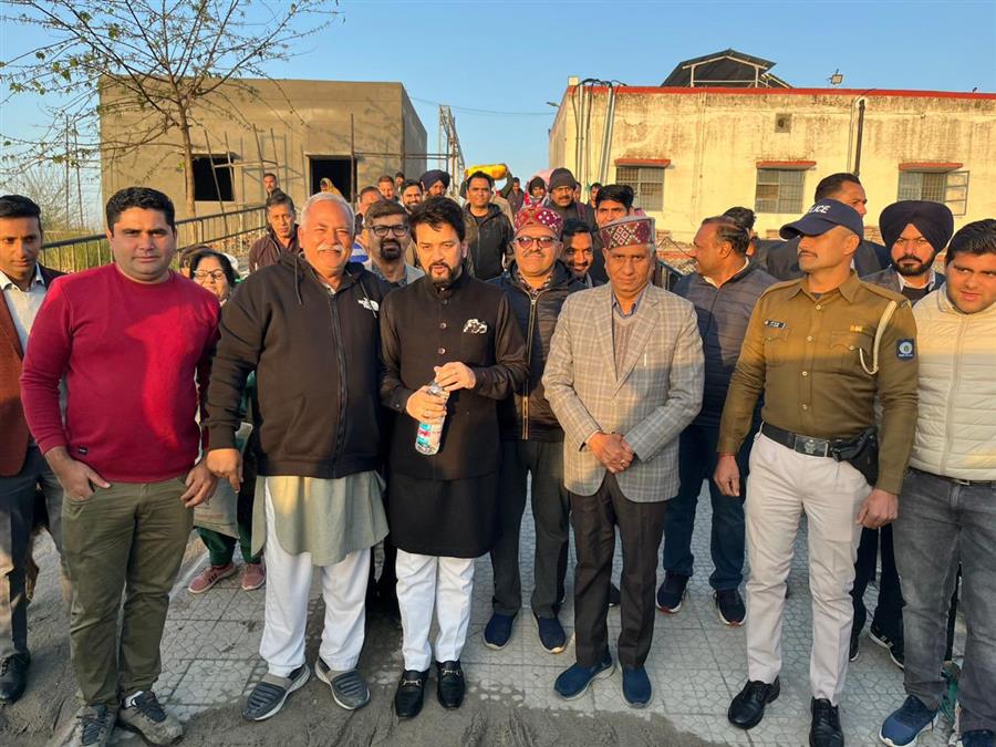 हिमाचल के अम्ब अन्दौरा रेलवे स्टेशन पर केंद्रीय मंत्री अनुराग सिंह ठाकुर का अभिनंदन