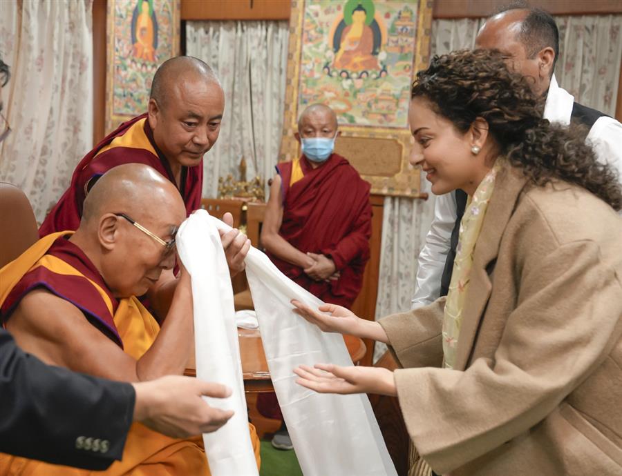 कंगना रनौत ने बौद्ध धर्मगुरु दलाई लामा से मुलाकात की