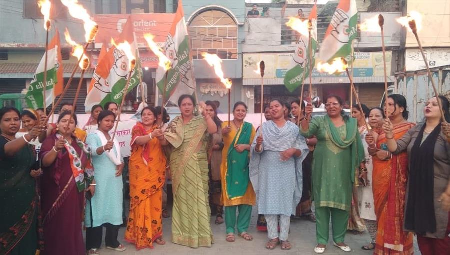कर्नाटक के सांसद प्रज्वल रेवन्ना की गिरफ्तारी की मांग को लेकर उत्तराखंड महिला कांग्रेस का जोरदार विरोध प्रदर्शन