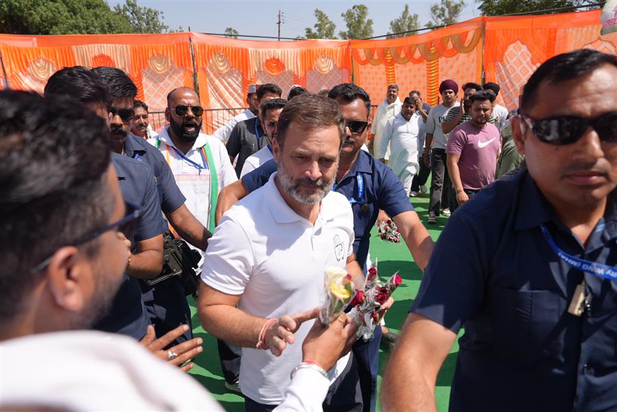 मोदी भ्रष्टाचार के केंद्र बिंदु, संविधान खत्म करने का ना देखें सपना : राहुल
