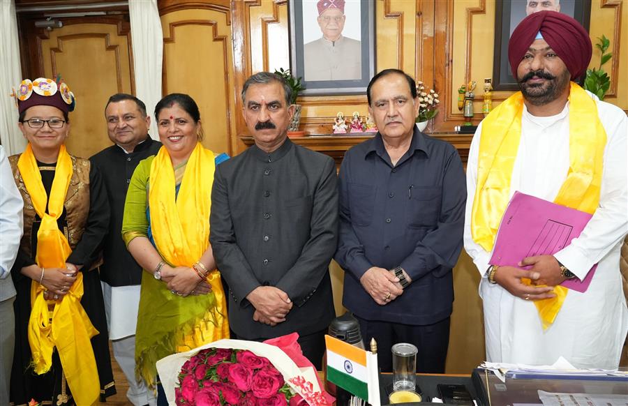 शपथ ग्रहण समारोह में मुख्यमंत्री ने नवनिर्वाचित विधायकों को शुभकामनाएं दीं