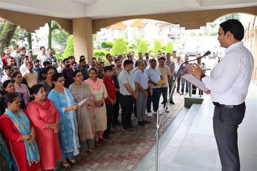 डीसी कार्यालय परिसर में किया बलिदानी वीरों को नमन