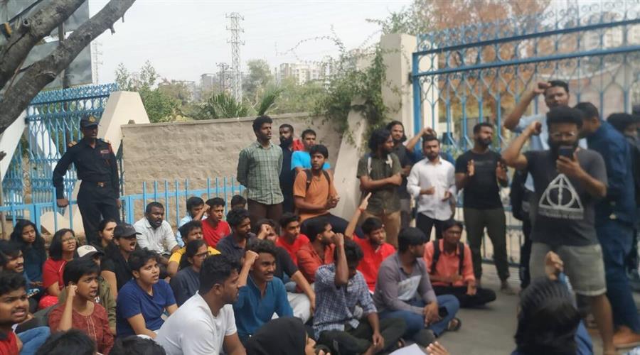 Hyderabad University-विदेशी छात्रा के यौन उत्पीड़न की कोशिश के बाद छात्रों ने विरोध प्रदर्शन किया