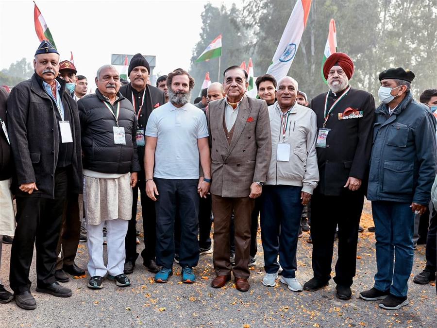 Rahul Gandhi की भारत जोड़ो यात्रा में पूर्व Army Chief दीपक कपूर शामिल हुए