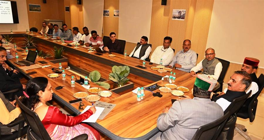 मुख्यमंत्री ने हमीरपुर चिकित्सा महाविद्यालय के कामकाज की समीक्षा की