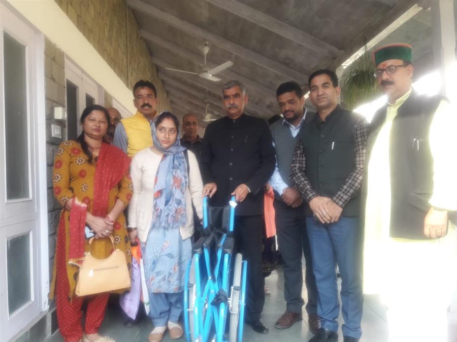 ज्वालामुखी के विधायक ने व्हील चेयर देकर दिया प्रकाश चंद को सहारा