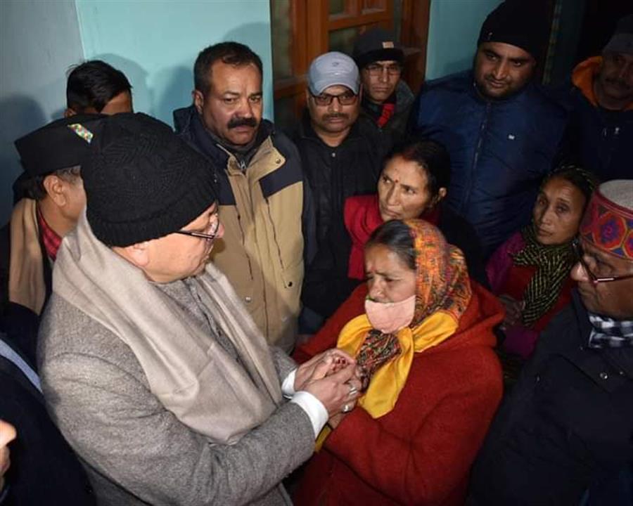 Joshimath पहुंचकर मुख्यमंत्री पुष्कर सिंह धामी ने की भूधसाव से प्रभावित लोगों से मुलाकात