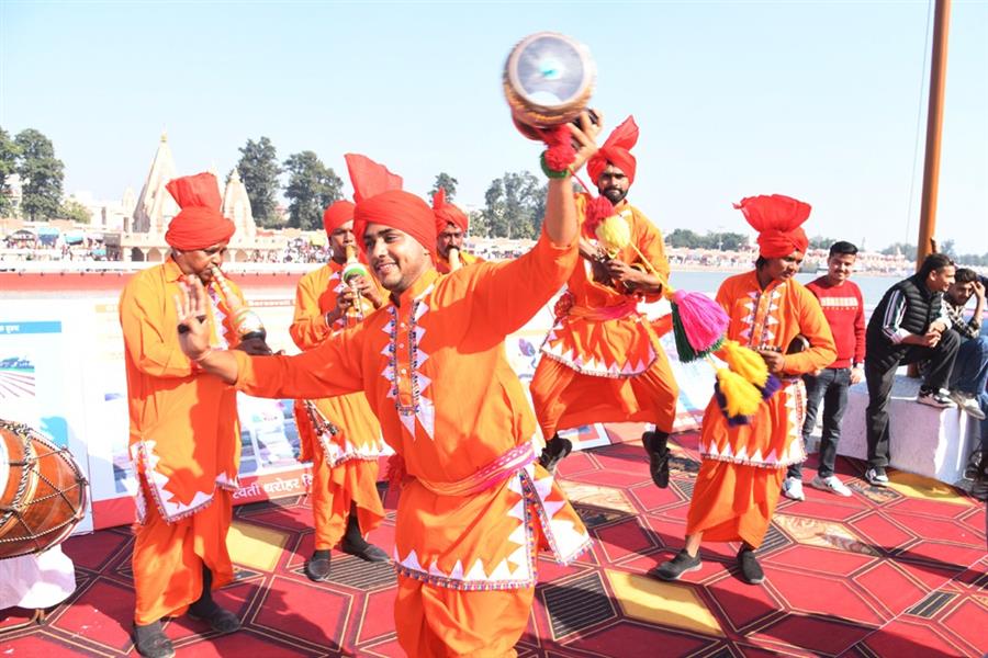 ...बीन का लहरा भी आकर्षित कर रहा है सरोवर की लहरों को