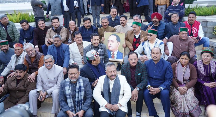 विधानसभा परिसर में कांग्रेस विधायक दल का प्रदर्शन