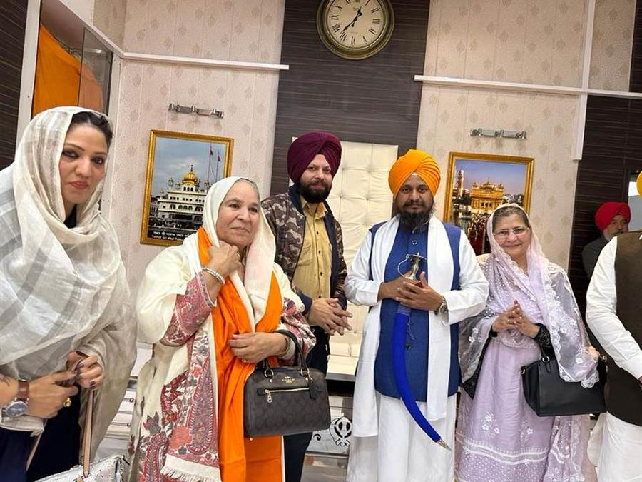 जसविन्दर कौर सोहल के साथ  Jathedar Giani Harpreet Singh से मिला प्रवासी सिक्ख परिवार