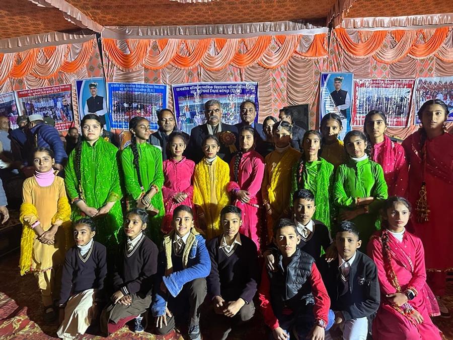 संजय रतन ने पलियार स्कूल के मेधावी छात्र सम्मानित किये