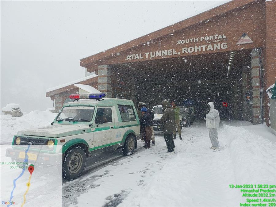 भारी बर्फबारी में प्रसव पीड़ा से कराह रही महिला को पुलिस ने अस्पताल तक पहुंचाया