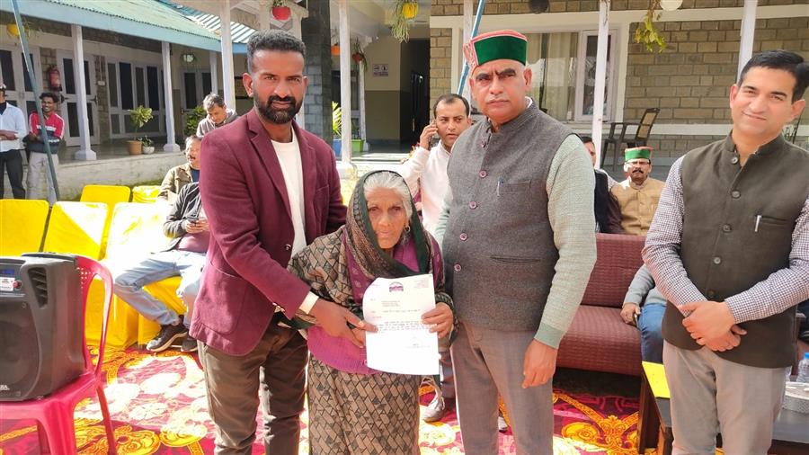 संजय रतन ने बांटे 92 लाख की सहायता राशि के चेक