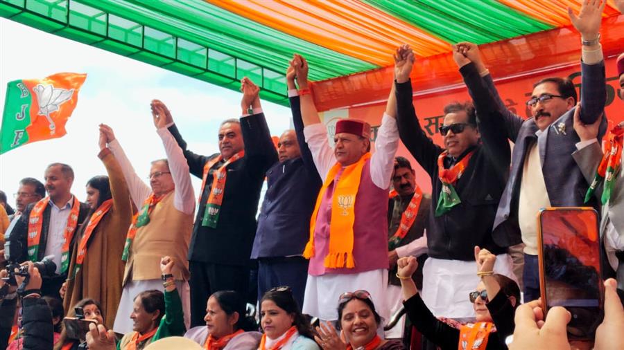 भाजपा के प्रदर्शन की गूंज सोशल मीडिया पर भी दिखी
