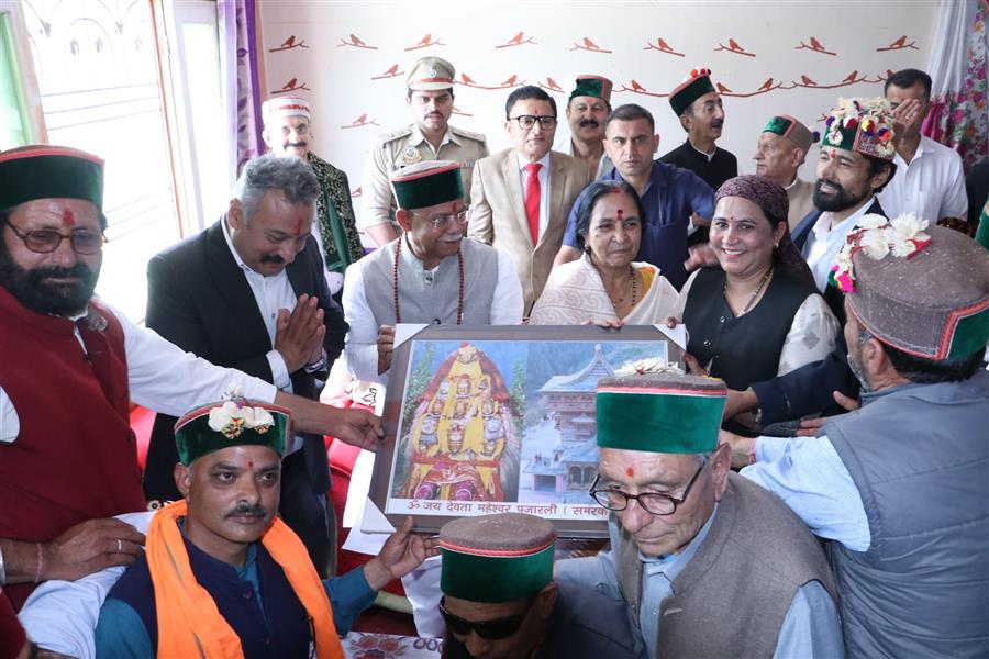 राज्यपाल ने पुजारली के देव महेश्वर मंदिर में शीश नवाया