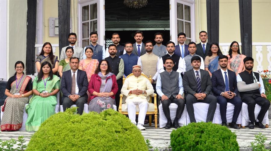 एचएएस परिवीक्षाधीन अधिकारियों ने राज्यपाल से भेंट की
