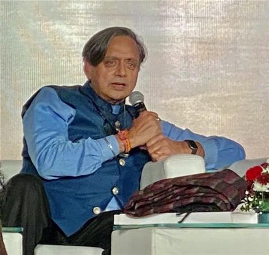 Shashi Tharoor जल्द ही पार्टी से किनारा कर एनसीपी में शामिल हो सकते हैं