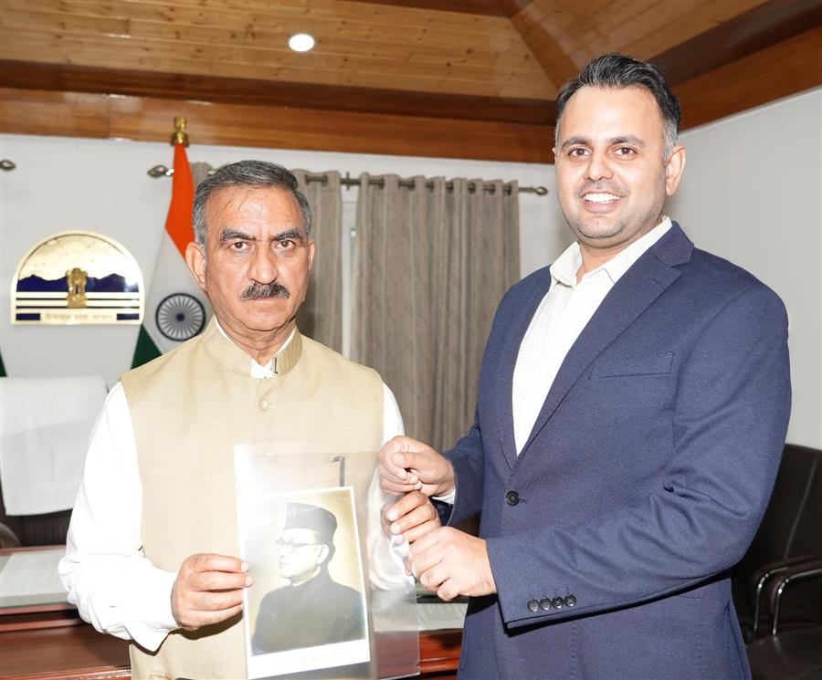 गोकुल बुटेल ने नेताजी सुभाष चंद्र बोस की हस्ताक्षरित तस्वीर मुख्यमंत्री को भेंट की