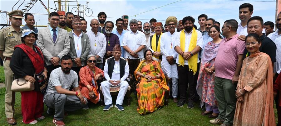 राज्यपाल ने ‘मिस्टिक विलेज’ का दौरा किया