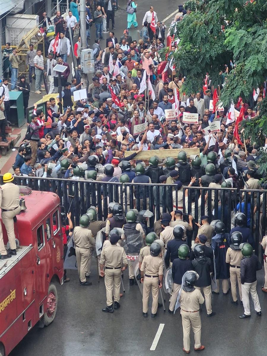 भूमि से बेदखली के मुद्दे पर किसानों का ज़बरदस्त प्रदर्शन, किसानों ने घेरा सचिवालय