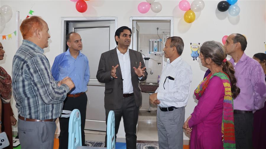 महिला कर्मचारियों के लिए राहत: डीसी ने मिनी सचिवालय धर्मशाला में किया क्रेच एवं स्तनपान केंद्र का शुभारंभ