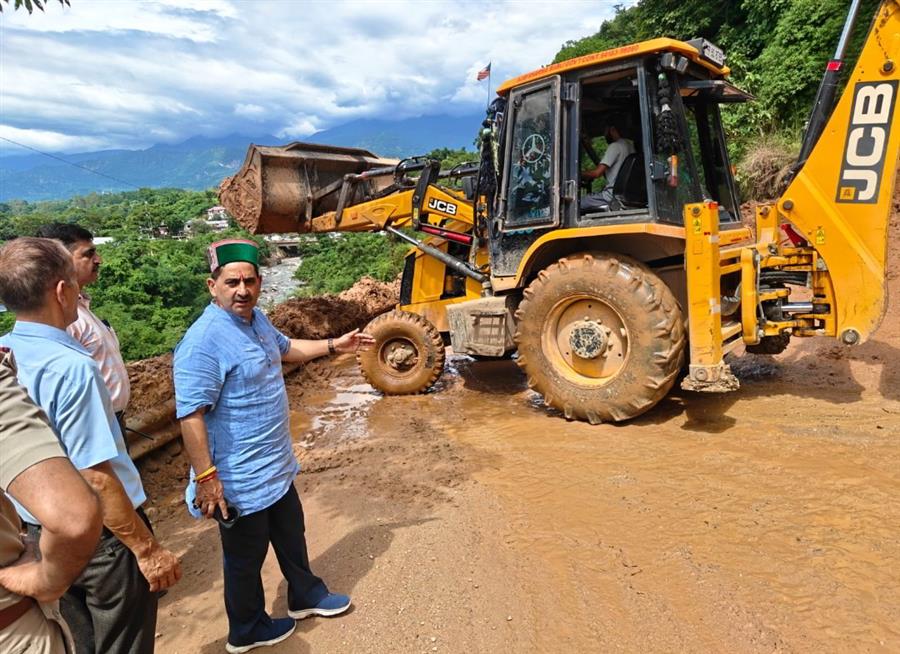 भूस्खलन से कांगड़ा एयरपोर्ट को खतरा, विधायक केवल सिंह पठानिया ने किया निरीक्षण
