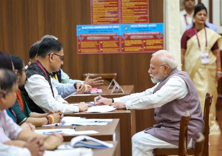 प्रधानमंत्री बाढ़ और भूस्खलन की स्थिति की समीक्षा के लिए हिमाचल प्रदेश और पंजाब के लिए रवाना हुए