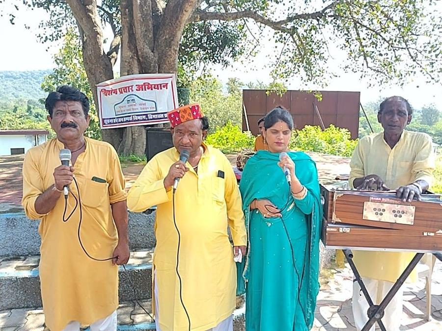 नुक्कड़ नाटक के माध्यम से दी सरकारी योजनाओं की जानकारी