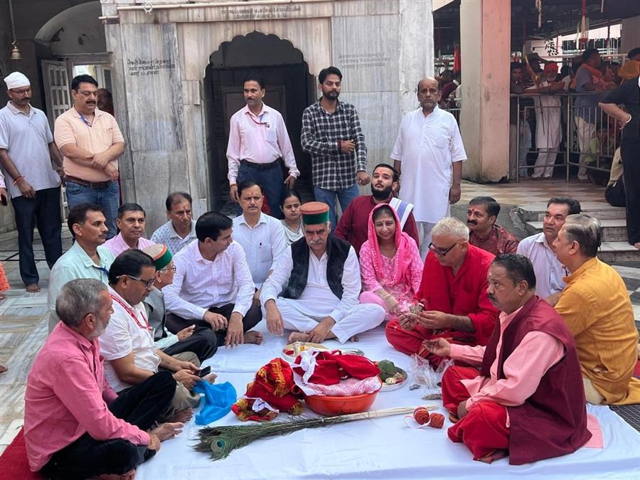 ज्वालामुखी में झंडा चढ़ाने की रस्म के साथ शरदीय नवरात्र मेला का विधिवत  शुभारंभ