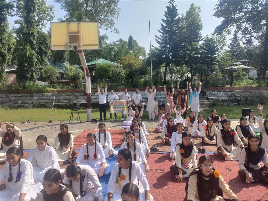 बालुगलोआ स्कूल में योग की Class