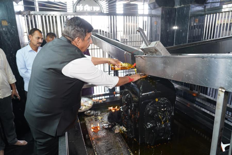 उप-मुख्यमंत्री मुकेश अग्निहोत्री ने कोकिला वन शनिदेव मंदिर में किए दर्शन