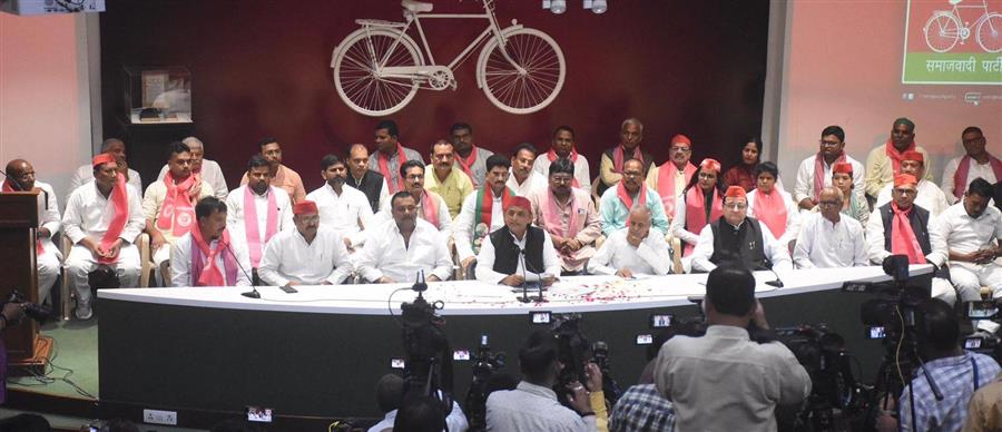 भाजपा सरकार किसानों की जमीन और फसल की लूट कर रही है - अखिलेश यादव