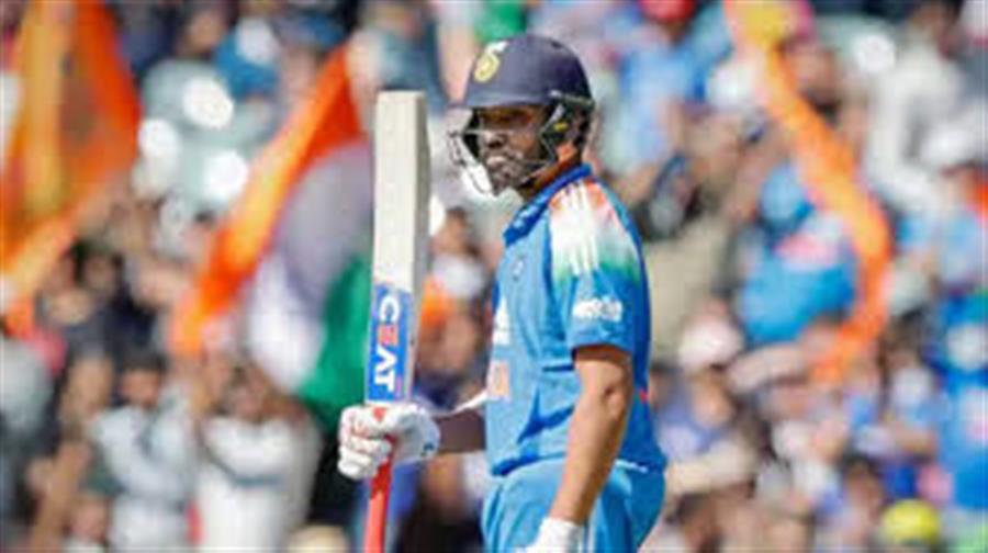 ऑस्ट्रेलिया के खिलाफ दूसरे वनडे मैच में रोहित शर्मा ने अर्धशतकीय पारी खेलते हुए इतिहास रच दिया।