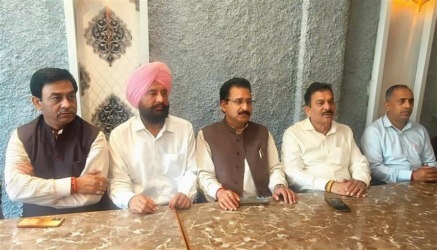 स्वदेशी उत्पादों को अपनाने की शपथ दिलाई