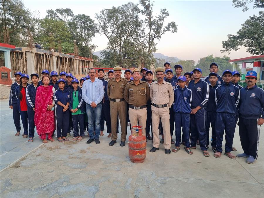 फायर ब्रिगेड की टीम ने स्वयंसेवियों को किया जागरूक