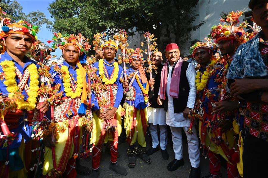 अखिलेश यादव का उड़ीसा की धरती पर उनका जोरदार स्वागत 