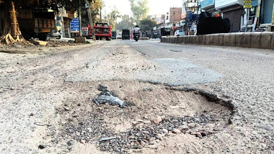 रोहतक रोड बना मौत का रास्ता, कभी भी हो सकता बड़ा हादसा