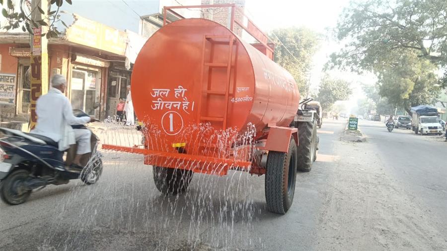 राजकुमार गोयल की मांग का असर, प्रशासन ने कराया रोहतक रोड पर पानी का छिड़काव, जींद का रोहतक रोड बना खतरे का जाल, लोग हादसों और धूल से परेशान