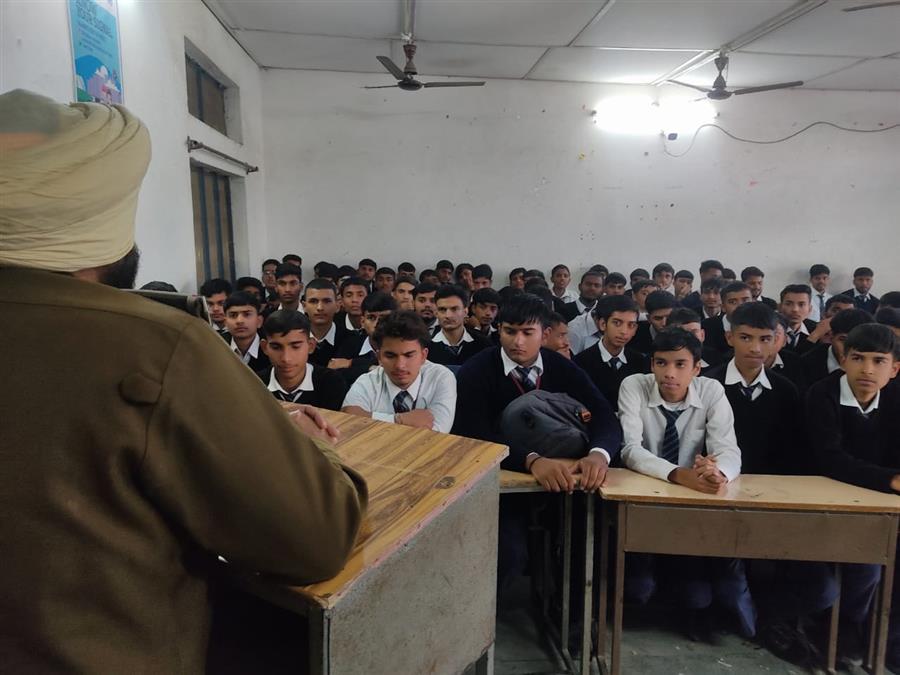 Jawalamukhi पुलिस द्वारा बाल स्कूल के विद्यार्थियों को किया जागरूक
