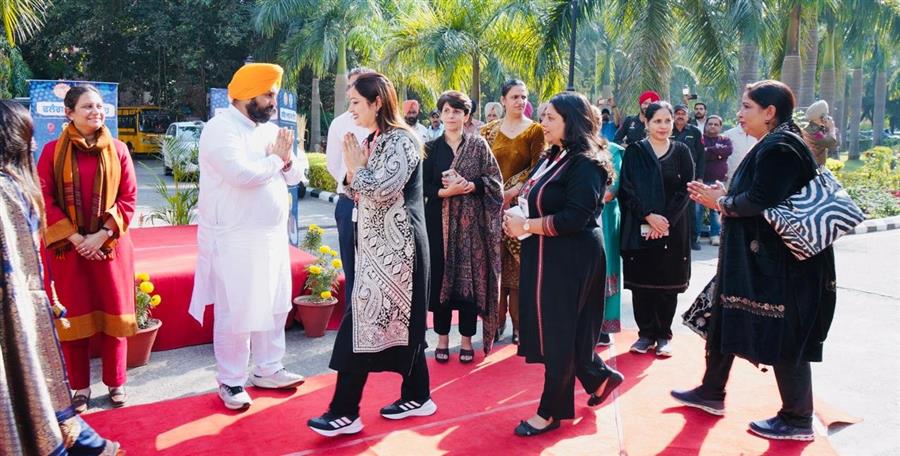 ਹਰਜੋਤ ਬੈਂਸ ਵੱਲੋਂ ਵਿਸ਼ਵ-ਪੱਧਰੀ ਅਧਿਆਪਨ ਵਿਧੀਆਂ ਬਾਰੇ ਸਿਖਲਾਈ ਲਈ 72 ਅਧਿਆਪਕਾਂ ਦੇ ਤੀਜੇ ਬੈਚ ਨੂੰ ਫਿਨਲੈਂਡ ਲਈ ਕੀਤਾ ਰਵਾਨਾ