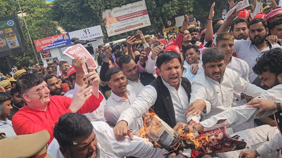 समाजवादी पार्टी के युवा संगठनों के नेतृत्व में हज़रतगंज चौराहे पर सांकेतिक तौर पर न्यूज मैगजीन को जलाया
