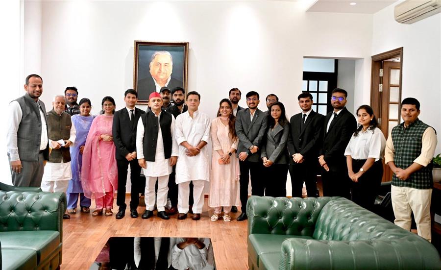 अखिलेश यादव ने विधि के विविध क्षेत्रों में स्वर्ण, रजत एवं कांस्य पदक प्राप्त मेधावी छात्र-छात्राओं से मिलकर उन्हें आई पैड बांटे और सम्मानित किया 