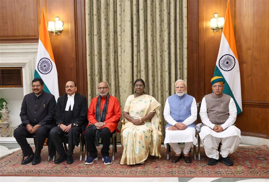 न्यायमूर्ति सूर्यकांत के भारत के मुख्य न्यायाधीश के रूप में शपथ ग्रहण समारोह में प्रधानमंत्री शामिल हुए