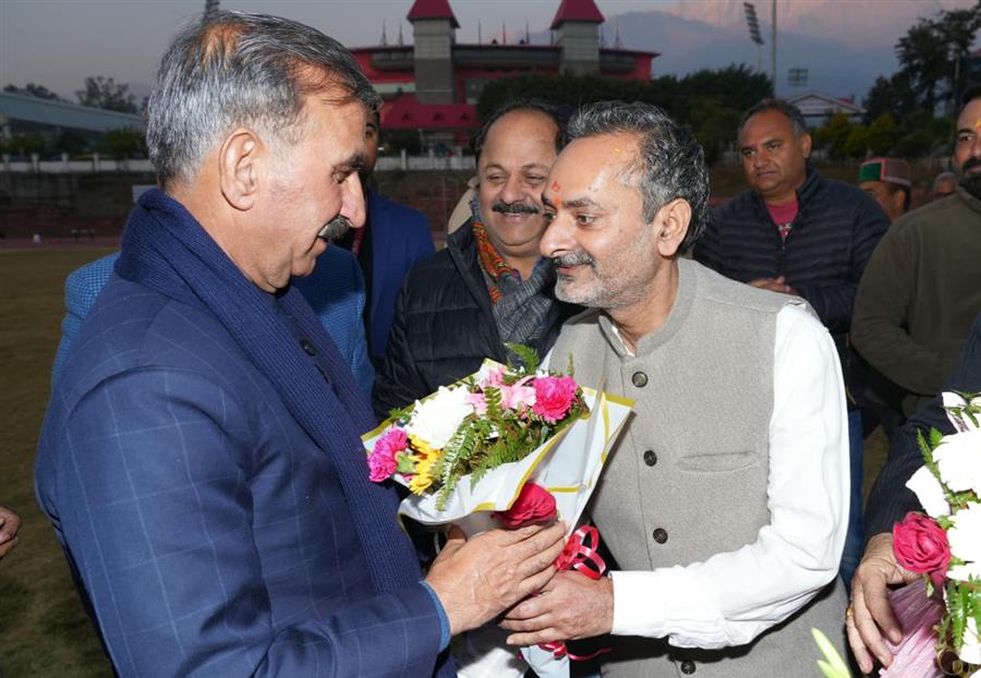 मुख्यमंत्री का धर्मशाला पहुंचने पर गर्मजोशी से स्वागत