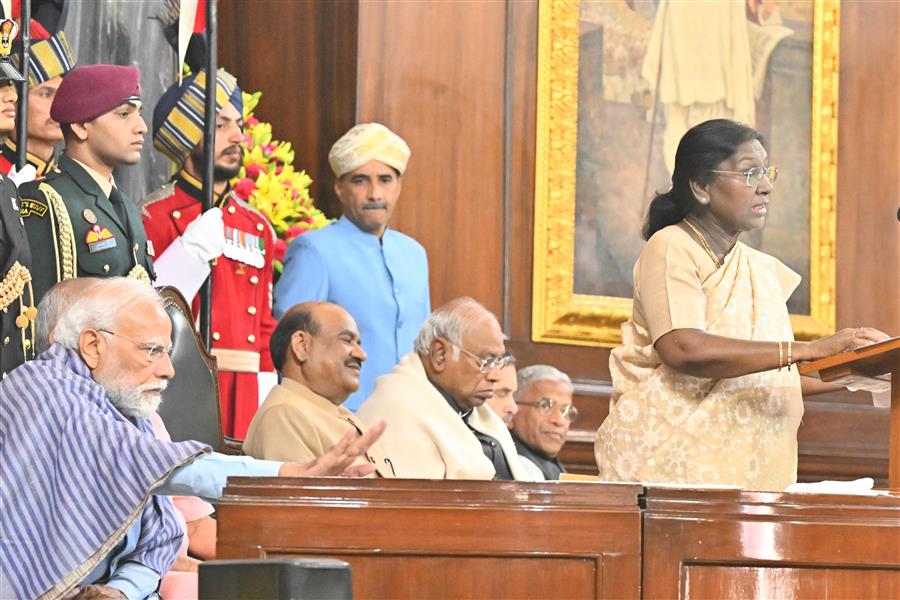 संसद के सदस्य हमारे संविधान और लोकतंत्र की गौरवशाली परंपरा के वाहक, निर्माता और साक्षी हैं: राष्ट्रपति द्रौपदी मुर्मु