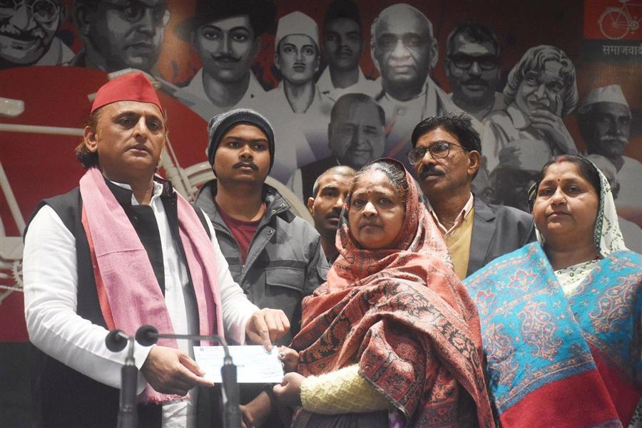 अखिलेश यादव ने एसआईआर गणना में अधिकारियों के दबाव से परेशान होकर जान गंवाने वाले बीएलओ विजय वर्मा के परिवार से भेंट की 