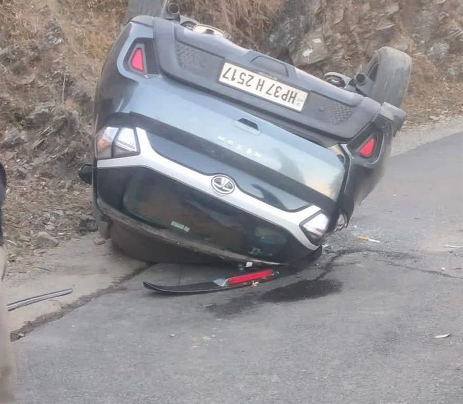 बीड़ बिलिंग में कार दुर्घटना में दो युवकों की मौत हो गई और दो अन्य युवक घायल 