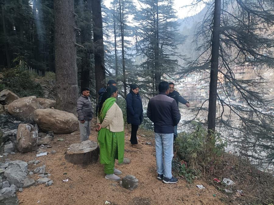 उपायुक्त तोरूल एस रवीश ने  मनाली - रोहतांग सड़क का निरीक्षण किया